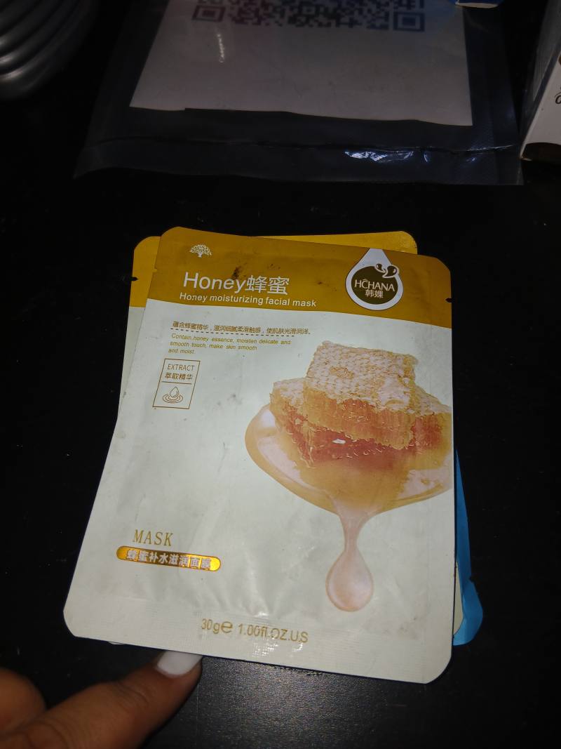 Honey moisturizing facial mask