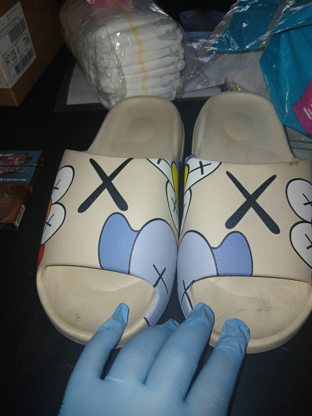 Сланцы с принтом KAWS