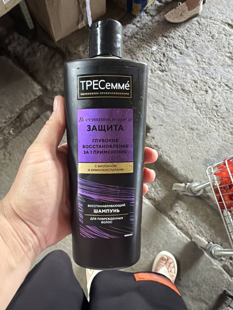 TRESemmé Восстанавливающий шампунь для поврежденных волос Защита с биотином и аминокислотами