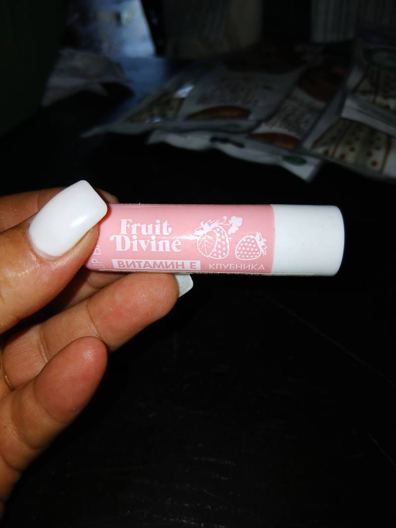 Бальзам для губ Fruit Divine Клубника с витамином Е
